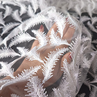 Tkanina firanowa haftowana w piórka (F01)